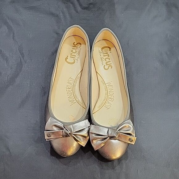 CIRCUS BY SAM EDELMAN WOMEN"S SILVER LOGO CARMEN ROUND TOE SLIP ON FLATS - Picture 4 of 14